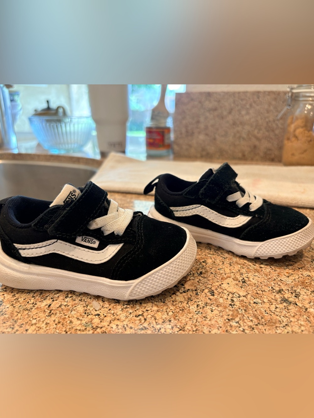 Vans Toddler Black and White UltraRange V Shoe size 5